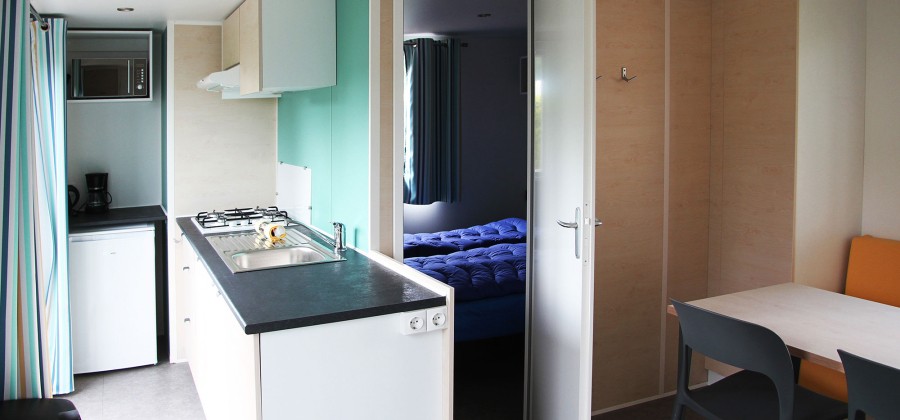 CHALET_KEUKEN_ZITHOEK_EETTAFEL_SLAAPKAMER.JPG