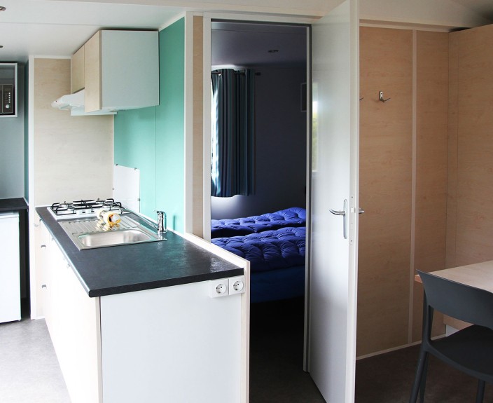 CHALET_KEUKEN_ZITHOEK_EETTAFEL_SLAAPKAMER.JPG