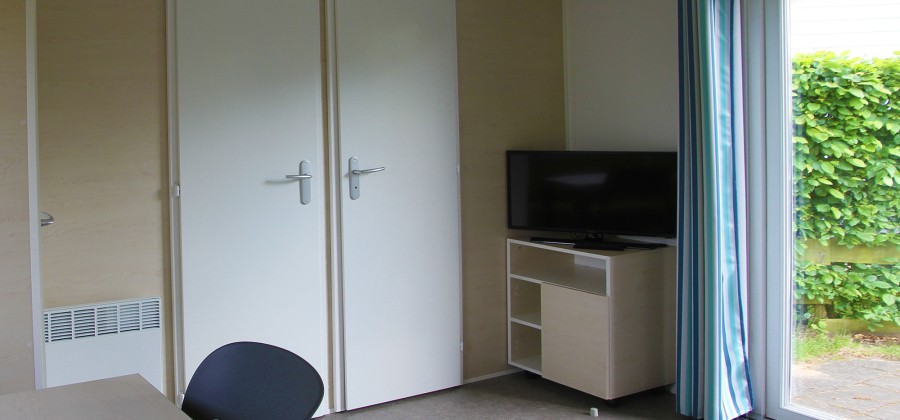 CHALET_ZITHOEK_EETTAFEL_TELEVISIE.JPG