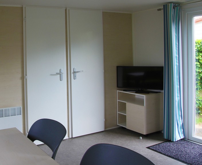CHALET_ZITHOEK_EETTAFEL_TELEVISIE.JPG