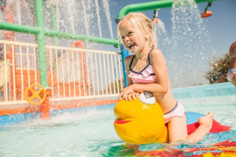 Spelen in de waterspeeltuin