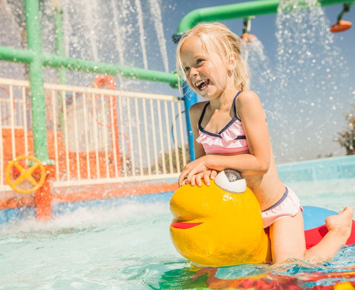 Spelen in de waterspeeltuin