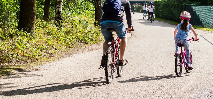 FIETSVERHUUR_FIETSEN_FIETSERS_PAPA_KIND_WEG_HELM.jpg