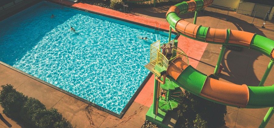 Buitenbad met glijbaan