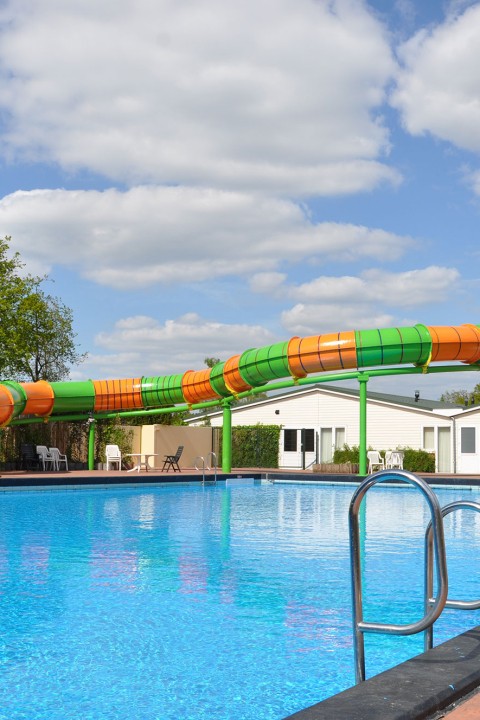 Buitenbad met glijbaan