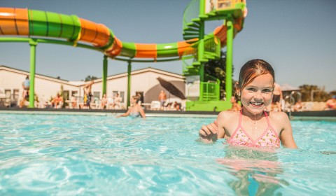 Buitenbad met glijbaan